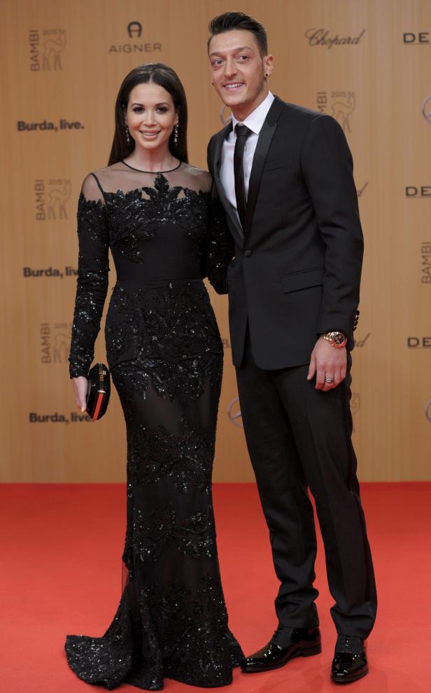 Mesut Özil mit seiner Begleitung auf dem roten Teppich bei der Bambi-Verleihung.
