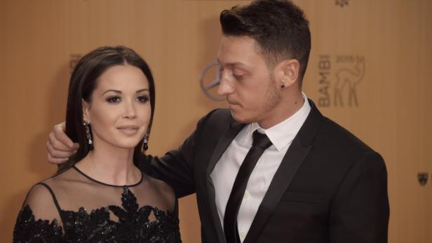 Mesut Özil und Mandy Capristo auf dem roten Teppich bei der Bambi-Verleihung.