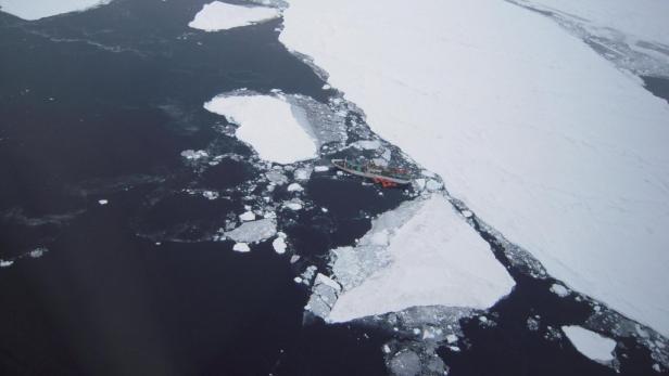 Crew kämpft gegen Untergang in Antarktis