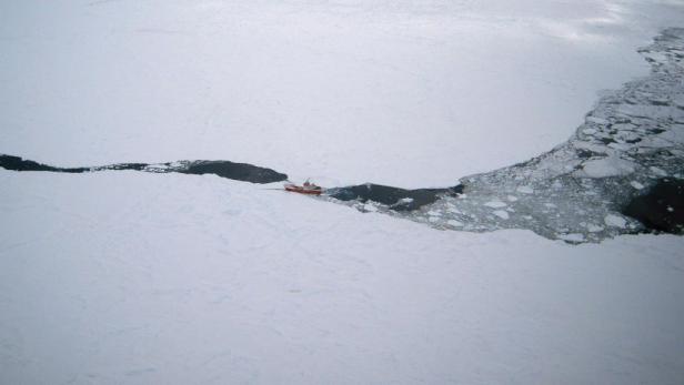 Crew kämpft gegen Untergang in Antarktis