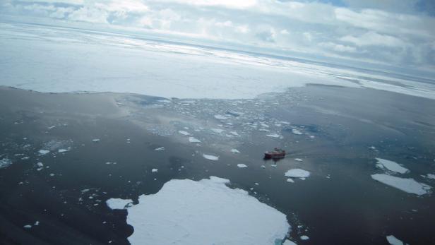 Crew kämpft gegen Untergang in Antarktis