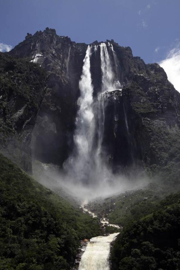 Der Angel Falls stürzt von einem steilen Berg in Venezuela herab.