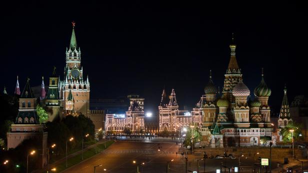 Nachtsicht des Roten Platzes in Moskau mit beleuchteter Basilius-Kathedrale und Kreml.