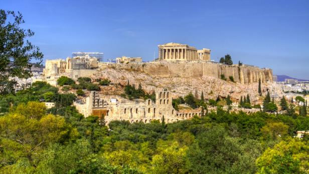 Die Akropolis von Athen thront über der Stadt.