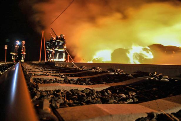 Strohballen brannten neben Bahnstrecke ab