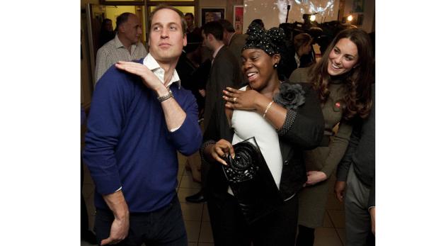 Prinz William tanzt, Kate lacht