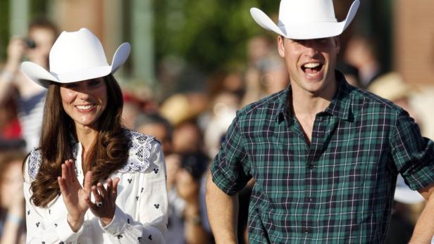 Prinz William tanzt, Kate lacht