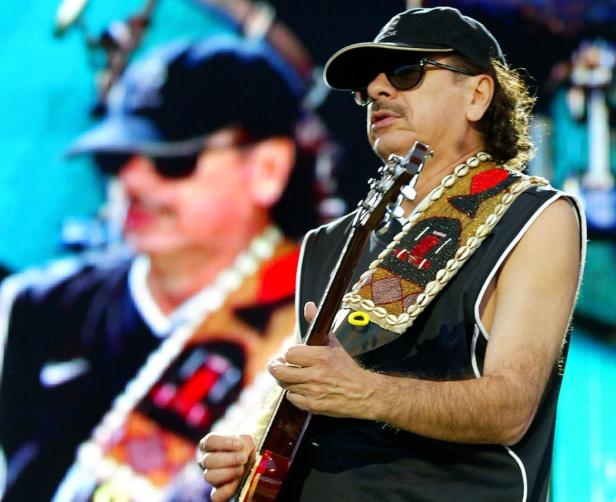 Carlos Santana spielt Gitarre während eines Konzerts.