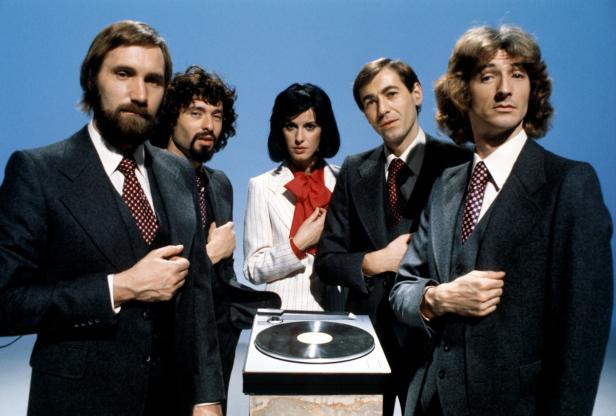 Die Gruppe Brotherhood of Man posiert mit einem Plattenspieler.