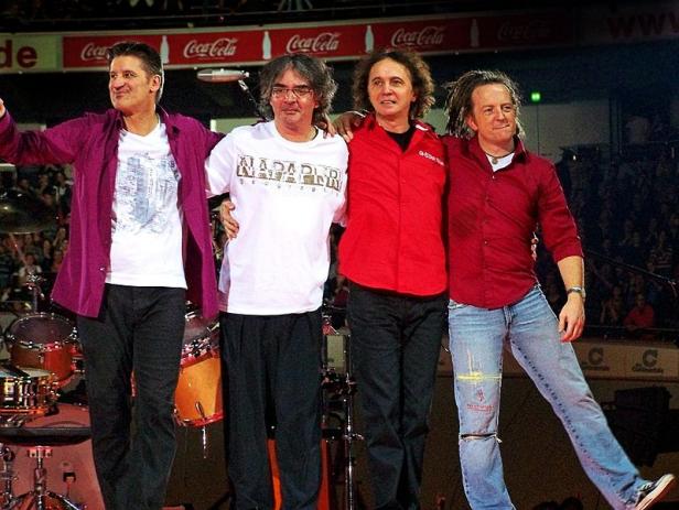 Die deutsche Rockband BAP steht auf einer Bühne vor Publikum.