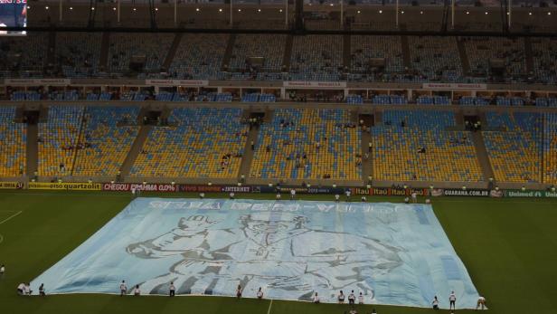 Ein großes Banner mit einem Porträt von Papst Franziskus im Maracanã-Stadion.