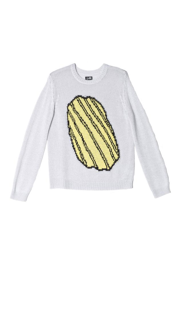 Ein hellblauer Pullover mit einer großen, gelben Kartoffelchip-Applikation.