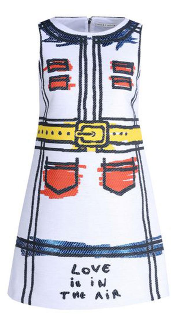 Ein weißes Kleid mit aufgedrucktem Gürtel, Taschen und dem Schriftzug „Love is in the air“.