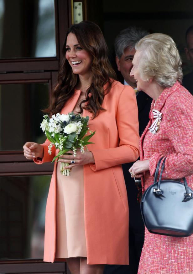 Kate Middleton mit einem Blumenstrauß und Königin Beatrix der Niederlande.
