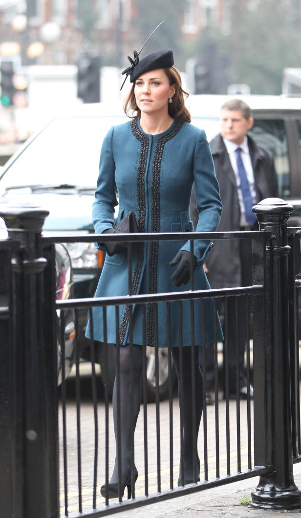 Catherine, Prinzessin von Wales, trägt einen blauen Mantel und einen schwarzen Hut.