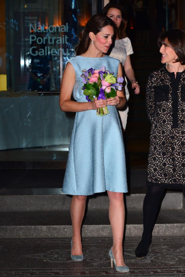 Catherine, Prinzessin von Wales, mit einem Blumenstrauß vor der National Portrait Gallery.