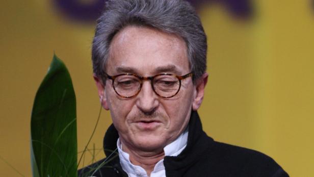 Szenenbildner Allan Starski Walter Veltroni bei einer Veranstaltung mit gelbem Hintergrund.