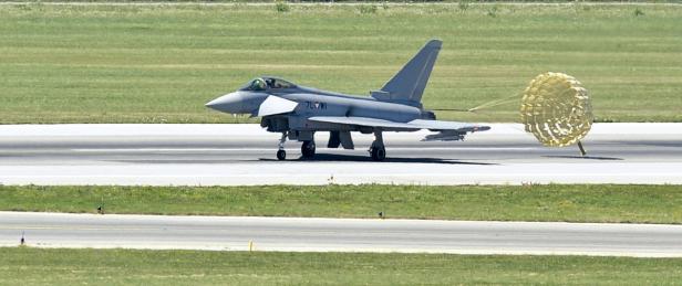 Ein Eurofighter Typhoon landet mit einem Bremsschirm auf einer Landebahn.
