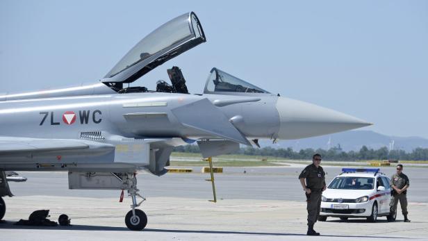 Ein Eurofighter Typhoon des österreichischen Bundesheeres auf einem Flugfeld.