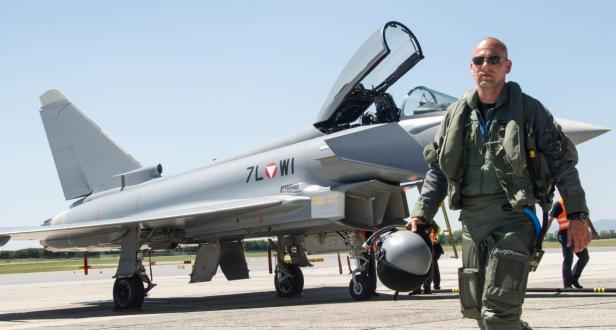 Ein Pilot geht an einem Eurofighter Typhoon Kampfflugzeug vorbei.