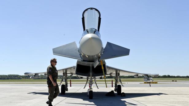 Ein Pilot geht an einem Eurofighter Typhoon Kampfflugzeug vorbei.