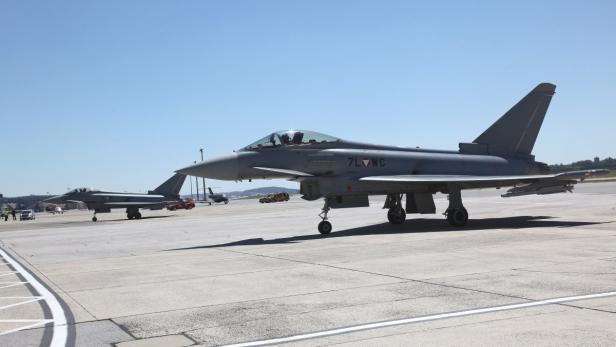 Zwei Eurofighter stehen auf einem Flugfeld.