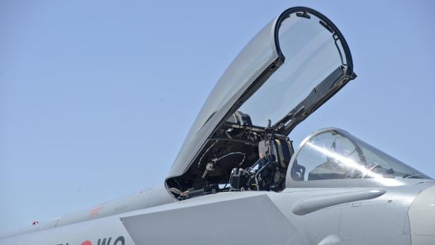 Das Cockpit eines Kampfjets ist geöffnet.