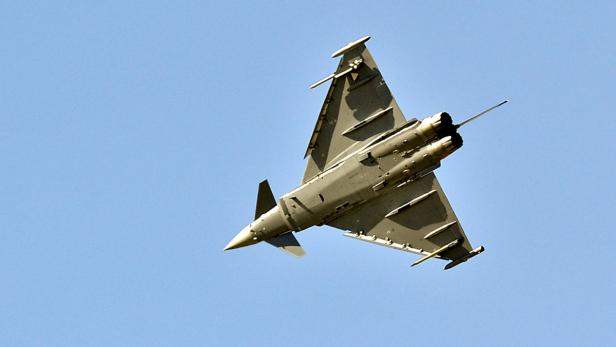Ein Eurofighter Typhoon im Flug vor blauem Himmel.