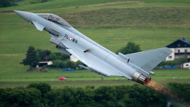 Ein österreichischer Eurofighter Typhoon steigt mit Nachbrennern auf.