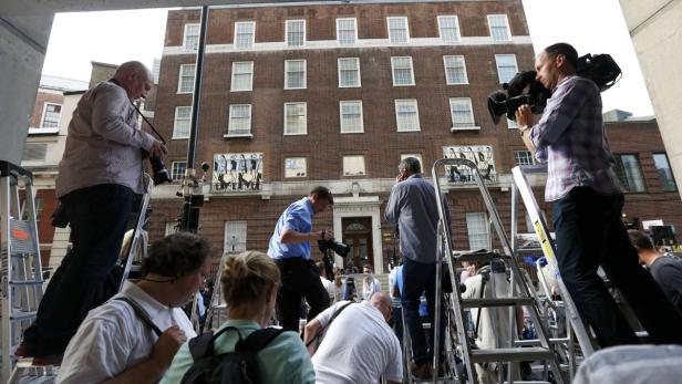 Journalisten und Kameraleute stehen vor dem Lindo Wing des St. Mary's Hospital.