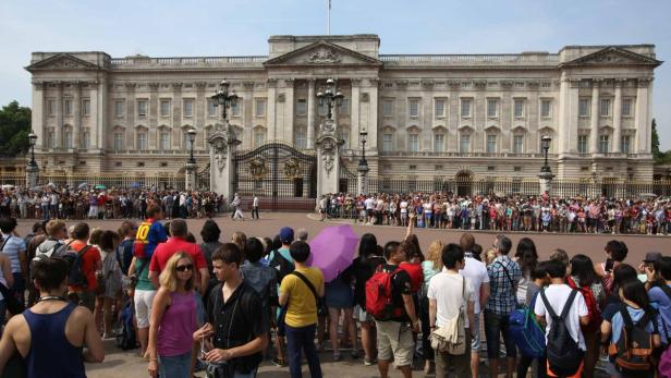 Eine Menschenmenge versammelt sich vor dem Buckingham Palace in London.