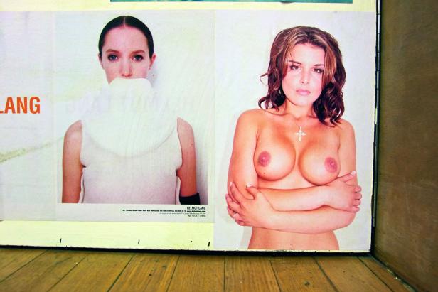 Eine Helmut Lang-Werbung mit zwei Frauen, fotografiert von Juergen Teller.