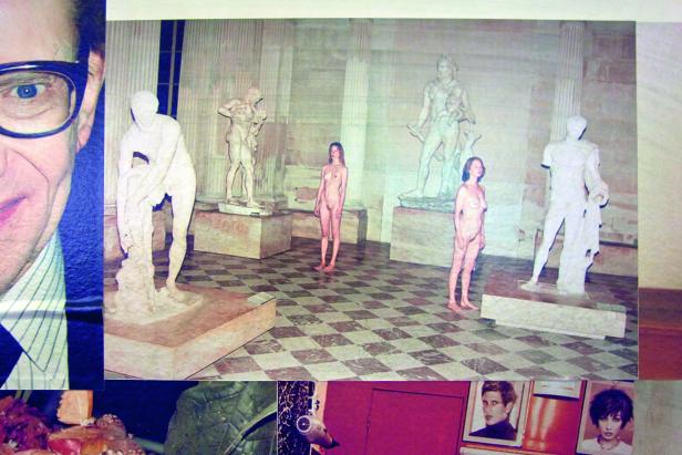 Zwei Frauen stehen nackt in einem Raum mit Statuen auf einem Schachbrettmusterboden.