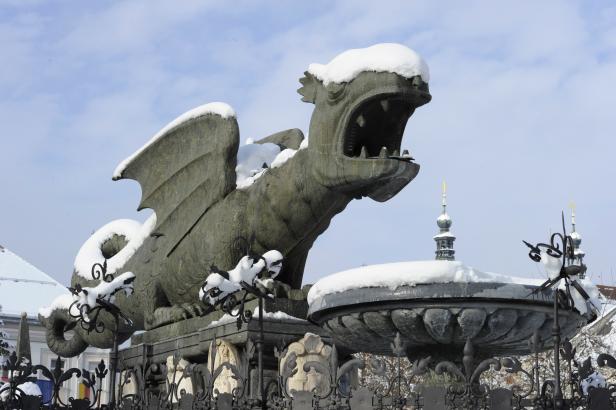 Eine schneebedeckte Drachenstatue in Ljubljana, Slowenien.