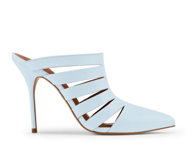 Ein hellblauer, hochhackiger Mules mit Cut-Out-Design steht vor einem weißen Hintergrund.