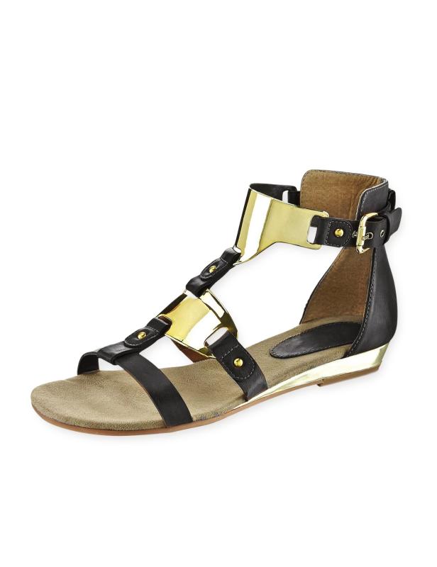 Eine schwarze und goldene Gladiatorensandale mit flachem Absatz.