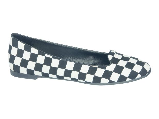 Ein schwarz-weißer Slipper mit Schachbrettmuster.