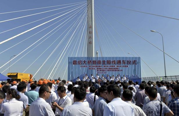 China eröffnet gigantische Schrägseilbrücke