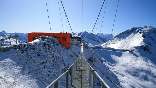 China eröffnet gigantische Schrägseilbrücke