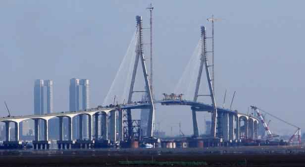 China eröffnet gigantische Schrägseilbrücke