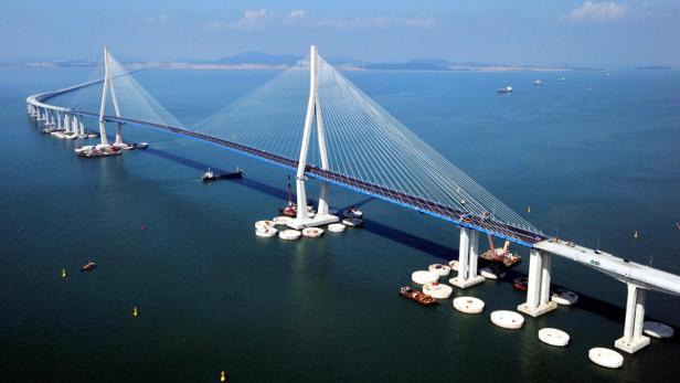 China eröffnet gigantische Schrägseilbrücke