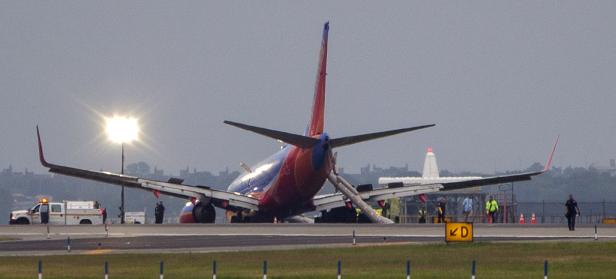 Ein Southwest Airlines Flugzeug steht mit beschädigtem Fahrwerk auf einer Landebahn.
