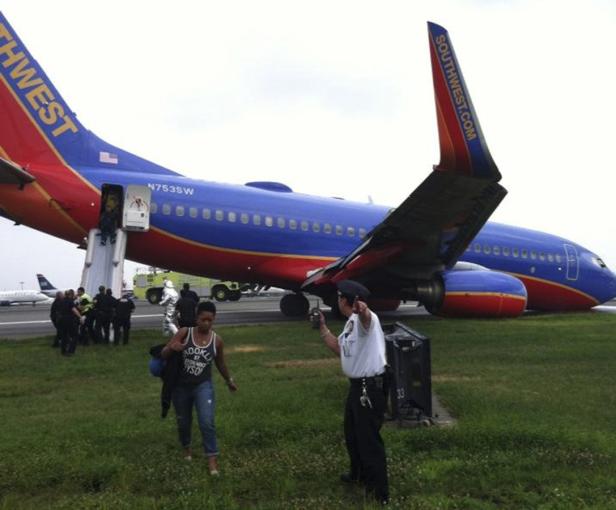 Passagiere verlassen ein Southwest-Flugzeug über eine Notrutsche.