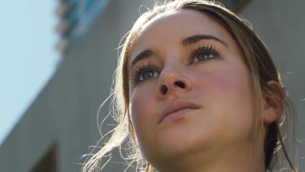Nahaufnahme von Shailene Woodley, die nach oben blickt.
