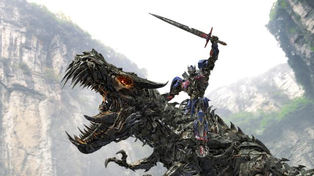Transformers… Optimus Prime reitet auf einem Dinobot und schwingt ein Schwert.