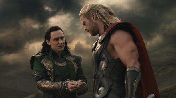 Thor und Loki stehen vor einem stürmischen Himmel.