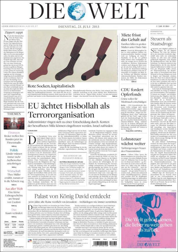 Drei rote Socken sind auf einer Zeitungsseite der „Die Welt“ abgebildet.