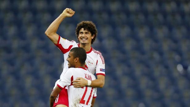 Zwei Fußballspieler von Red Bull Salzburg feiern einen Sieg.