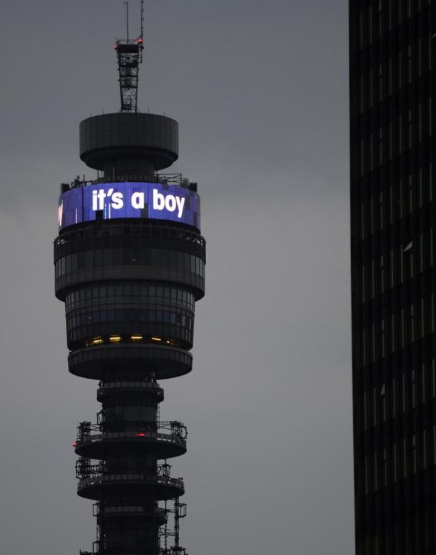 Der BT Tower in London leuchtet blau mit der Aufschrift „It's a boy“.