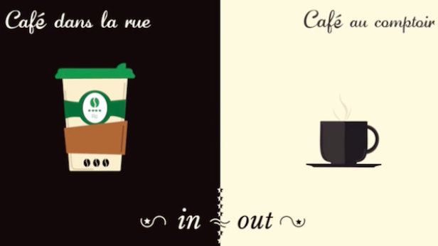 Eine Gegenüberstellung von Kaffee zum Mitnehmen und Kaffee in einer Tasse.